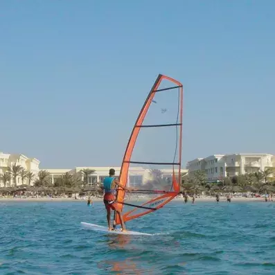 homme faisant de la planche à voile