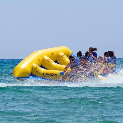 groupe faisant du banana boat