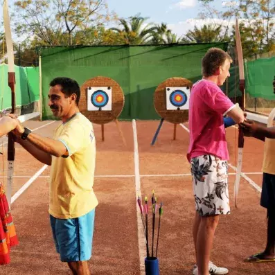 personnes faisant du tir à l'arc
