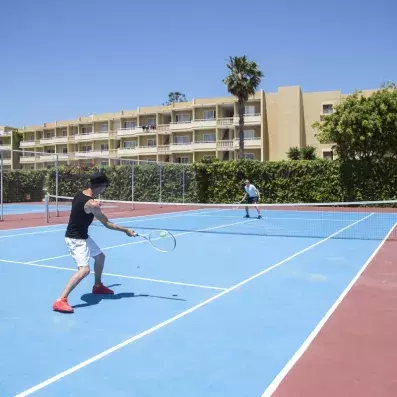 personnes jouant au tennis