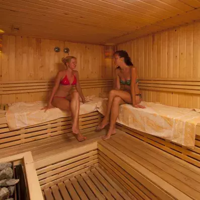 2 femmes dans un sauna
