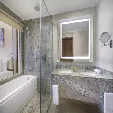 salle de bain avec baignoire