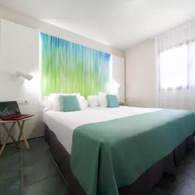 chambre avec un grand lit double