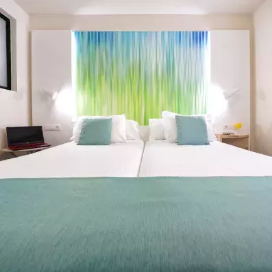 chambre avec deux lits simples collés