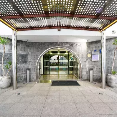 hall d'entrée de l'hôtel en marbre gris