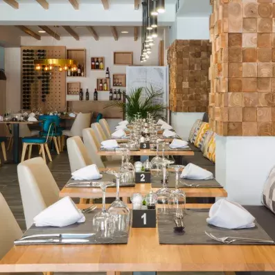 salle de restaurant avec ton chaleureux et en bois