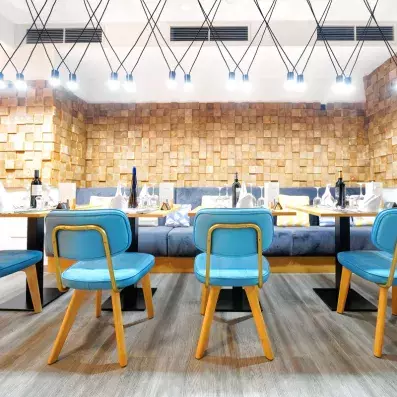 salle de restaurant classe avec tables et chaises