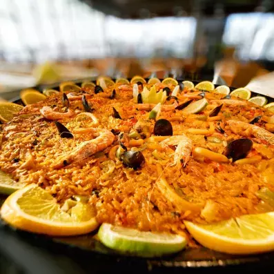 buffet avec un grand plats de paëla