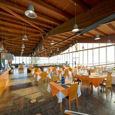 salle de restaurant en bois