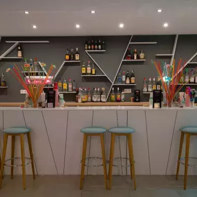 bar avec comptoir et chaises hautes