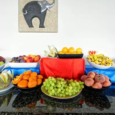 table avec un buffet de fruits