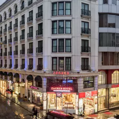 façade de hôtel avec son entrée iluminé