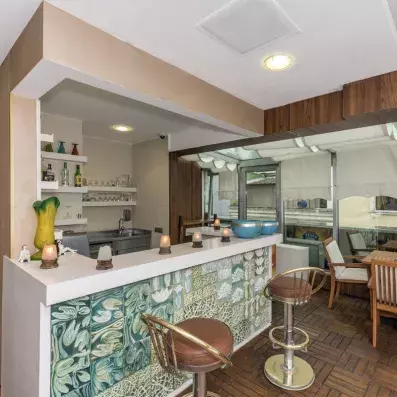 bar due l'hôtel avec chaises hautes et contour