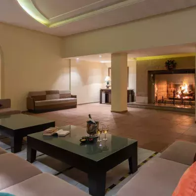 canapé avec table basse et cheminée