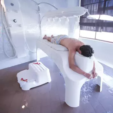 homme et douche sensorielle