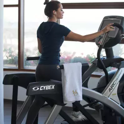 femme sur tapis de sport