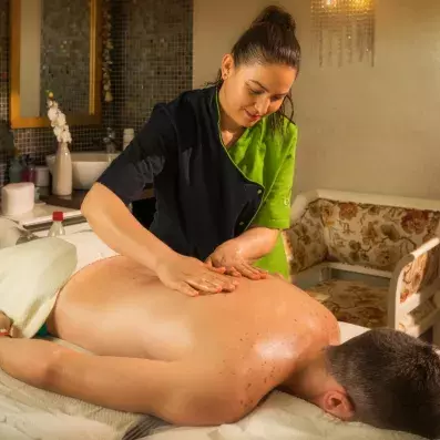 homme se faisant masser