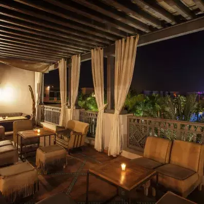 bar sur terrasse en nuit ambiance chaleureuse, bougez au centre de tables