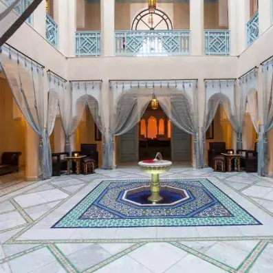 patio à l'intérieur de l'hôtel avec une fontaine au milieu décoré avec de la faillance orientale