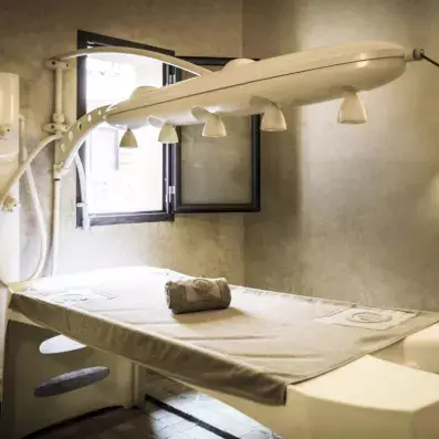 table de soins  équipé au spa de l'hôtel dans une ambiance calme