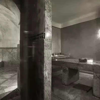 Chambre chaude à la vapeur du hammam oriental traditionnel en marbre gris