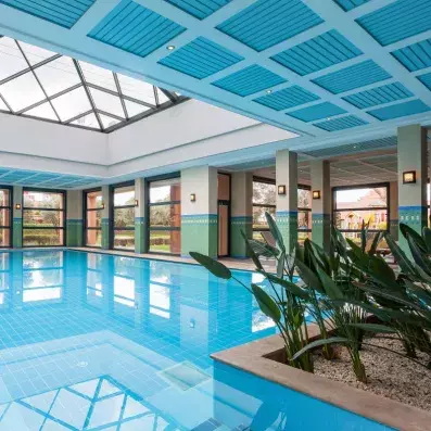 piscine intérieure chauffée, avec des vitres tout au tour et au plafond pour plus de luminosité 
