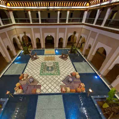 hall vue d'en haut avec une fontaine au milieu décoré et des bassins d'eau