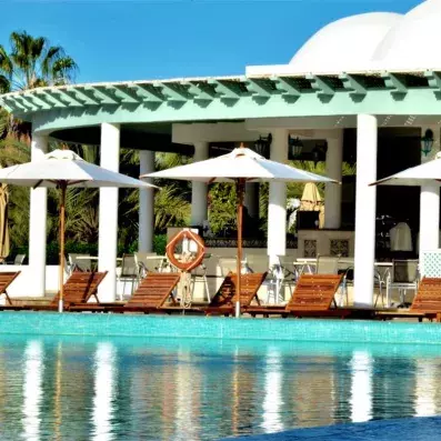 vue piscine transat et restaurant bar