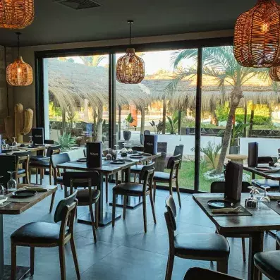 restaurant vue sur l'extérieur