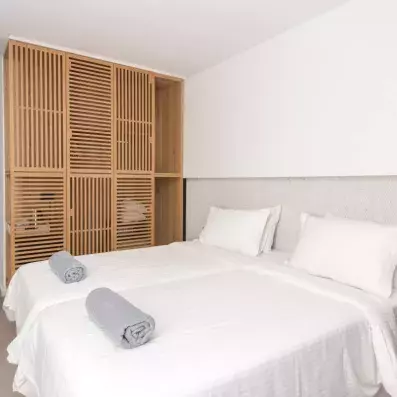 chambre avec armoire