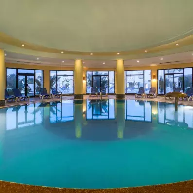 piscine intérieure et baies vitrées