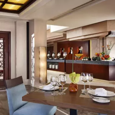 restaurant avec table en premier plan