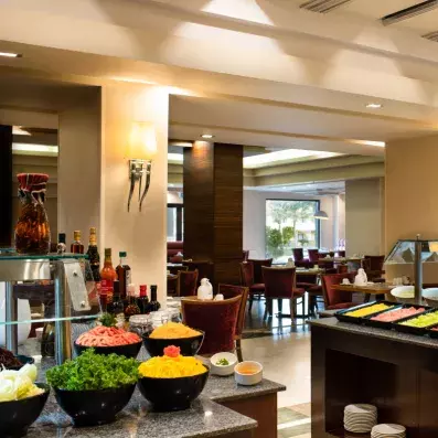 restaurant avec buffet en premier plan