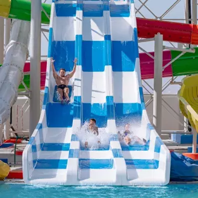 papa et enfants faisant du toboggan