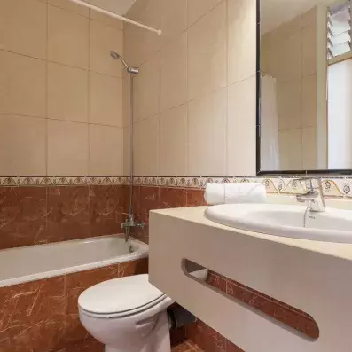 salle de bain avec baignoire et toilette et lavabo