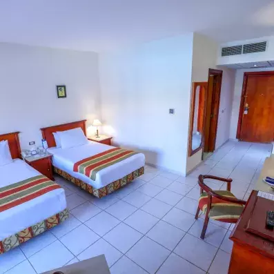 angle lits bureau et porte d'entrée