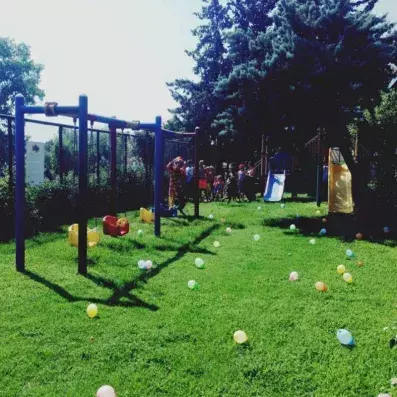 aire de jeux pour enfants avec toboggan et activités