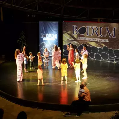 spectacle pour la mini disco sur scène le soir