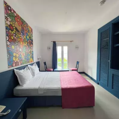 chambre avec un grand lit