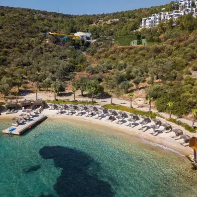 vue en hauteur de la plage avec transats et parasols