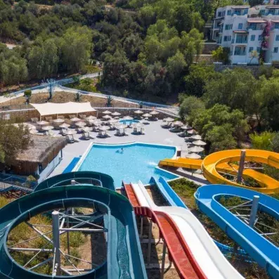 vue de la piscine avec des toboggans