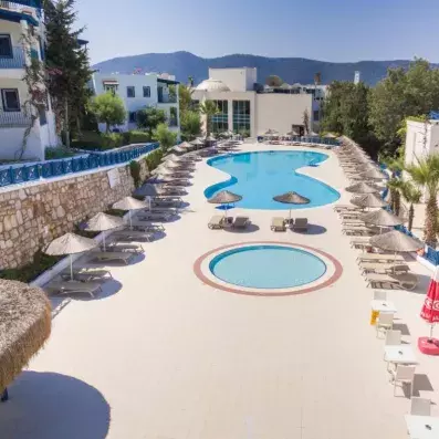 vue de deux piscines extérieurs