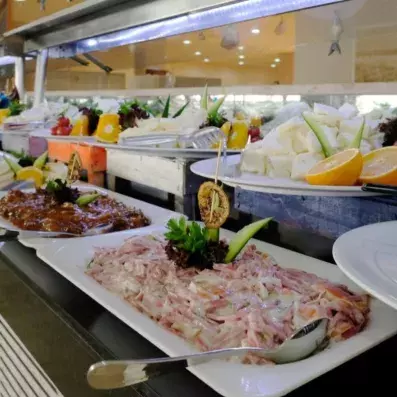 buffet avec différents plats