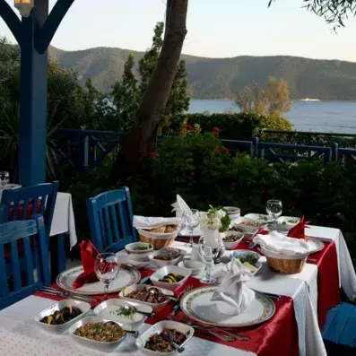 table servis dans le restaurant extérieur