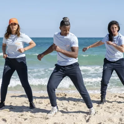 Chorégraphie et danse du club sur la plage de Zarzis avec l'équipe d'animation.