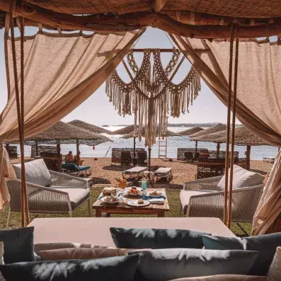 plage et lit à baldaquin