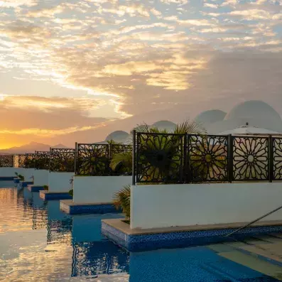 vue piscine au coucher de soleil 