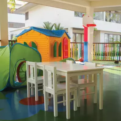 aire de jeux pour enfant en intérieur avec cabane et table 
