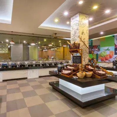 buffet en îlot central au milieu du restaurant