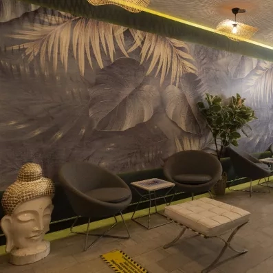 Un coin zen élégant au design tropical propose des fauteuils modernes.